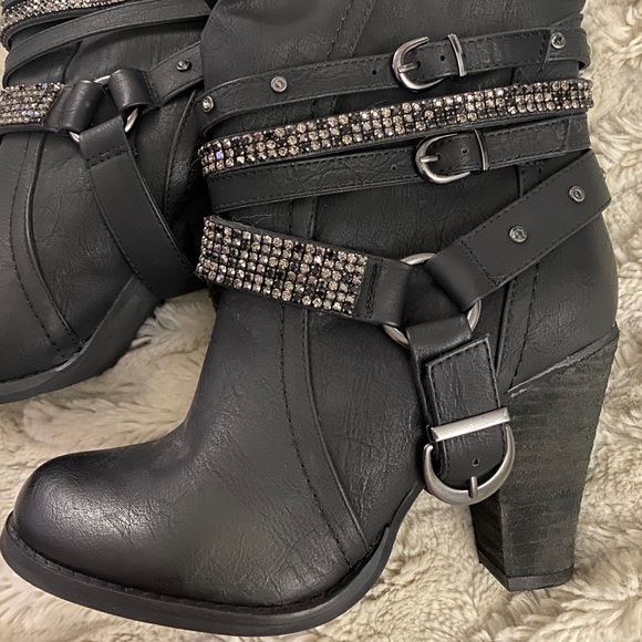 𝐸𝑚𝑏𝑒𝑙𝑙𝑖𝑠ℎ𝑒𝑑 𝐵𝑜𝑜𝑡𝑠 - Picture 6 of 6